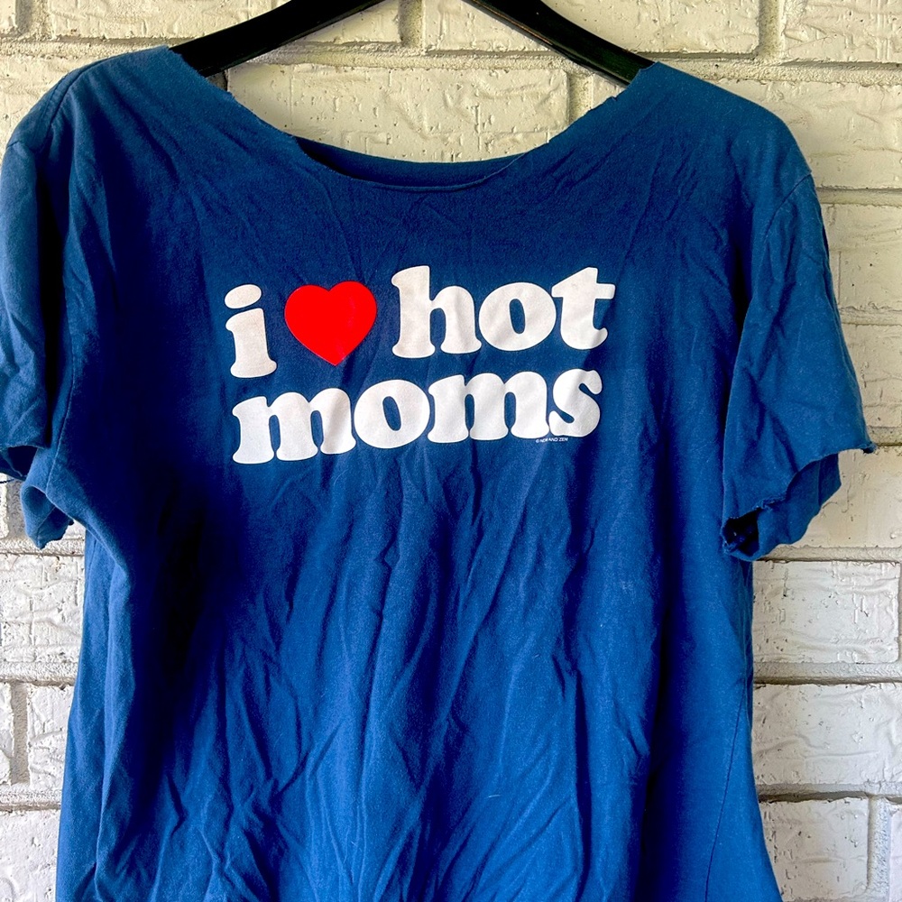 Very soft and cute “I love Hot mom’s T-shirt” no tag. Do not know brand.